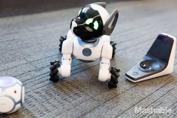 WowWee CHiP配备了充电底座(右)和SmartBall(左)。学分:Mashable
