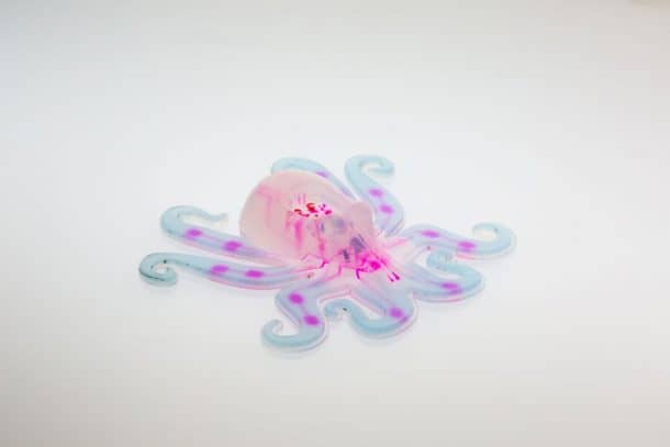 哈佛研究人员设计了一个由屁驱动的章鱼机器人