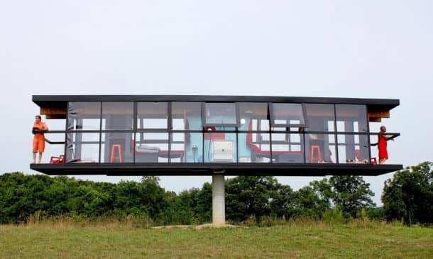 表演建筑两位艺术家建造了yabo168vip com360度旋转房屋，然后移动了Image 2