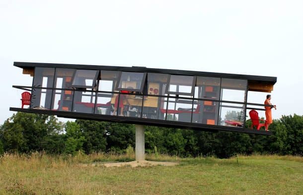 表演建筑两位艺术家建造了yabo168vip com360度旋转房屋，然后移动了Image 3