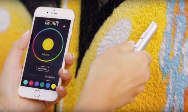 这支CRONZY钢笔以其超过1600万的色彩让老式的彩色点击式钢笔相形见绌