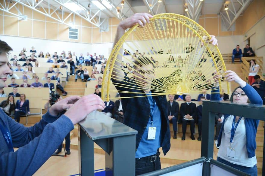 这些学生建造的桥 - 仅使用pasta and-lue-that-that-c​​ould-carry-thre-thre-pandas-5779aa726e726e01b__880