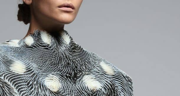 在人类的注视下，这件衣服会颤抖并改变形状