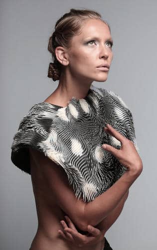 在人类的注视下，这件衣服会颤抖并改变形状