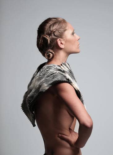 在人类的注视下，这件衣服会颤抖并改变形状