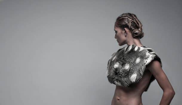 在人类的注视下，这件衣服会颤抖并改变形状