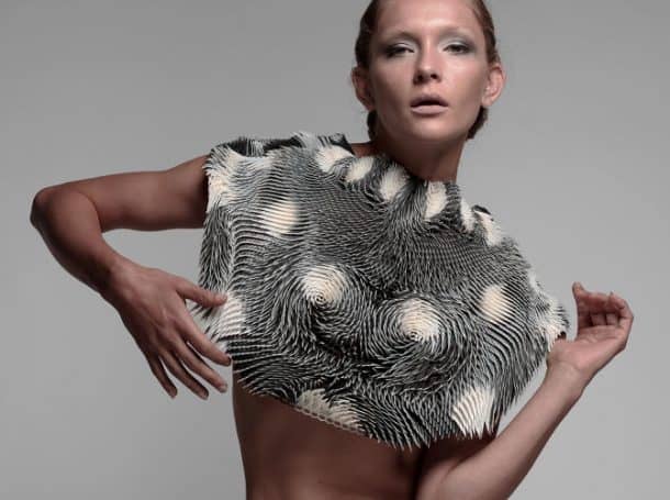 在人类的注视下，这件衣服会颤抖并改变形状