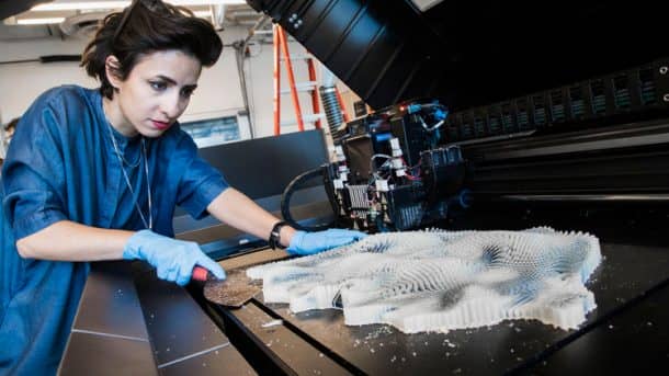 在人类的注视下，这件衣服会颤抖并改变形状