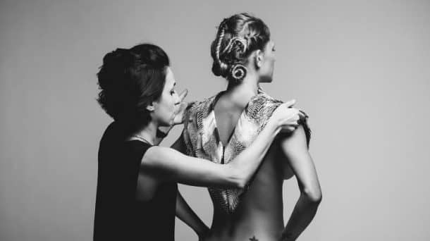 在人类的注视下，这件衣服会颤抖并改变形状