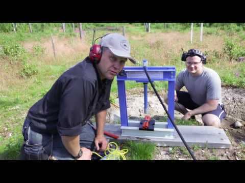 这就是使用液压机粉碎炸药时发生的事情