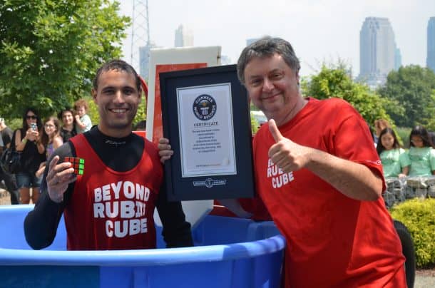 这位魔方大师挑战了地球上最快的人