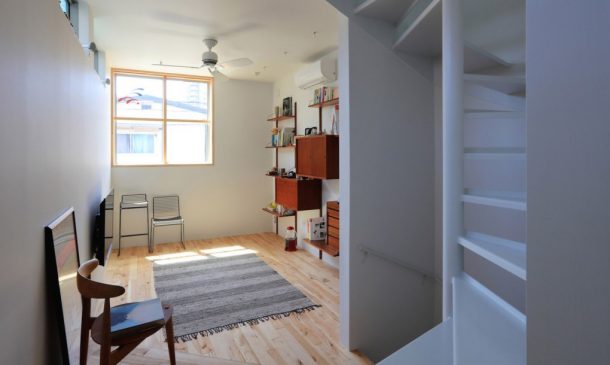 这座超瘦的4米宽房屋被挤在Tokyo_image的两座建筑物之间