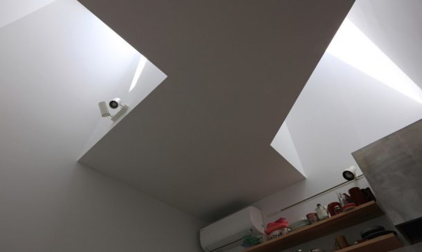 这座超瘦的4米宽房屋被挤在Tokyo_image 4的两座建筑物之间