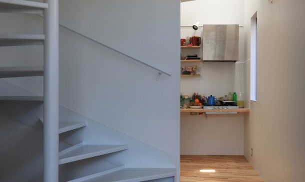 这座超瘦的4米宽房屋被挤在Tokyo_image 5的两座建筑物之间