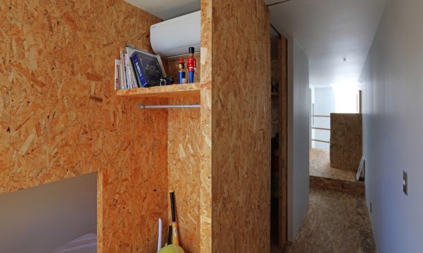 这座超瘦的4米宽房屋被挤在Tokyo_image 6中的两座建筑物之间