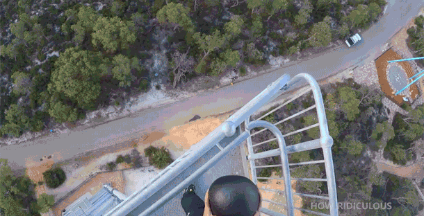 西瓜接受了喷涂处理，从150英尺高的地方掉了下来