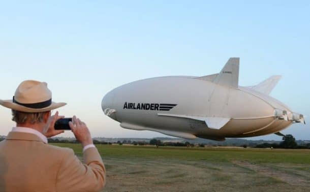 世界上最大的飞机Airlander 10从贝德福德郡的Cardington机场起飞。