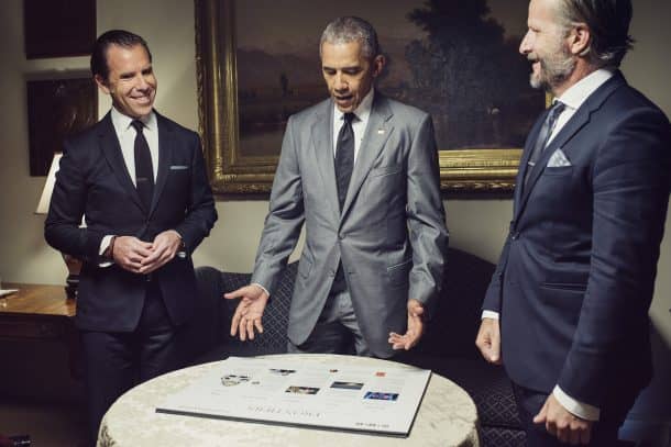 美国总统巴拉克·奥巴马在罗斯福厅与《连线》杂志主编斯科特·达迪奇和编辑主任罗伯·卡普斯一起审阅版面，他是这期杂志的客座编辑。来源:《连线》杂志