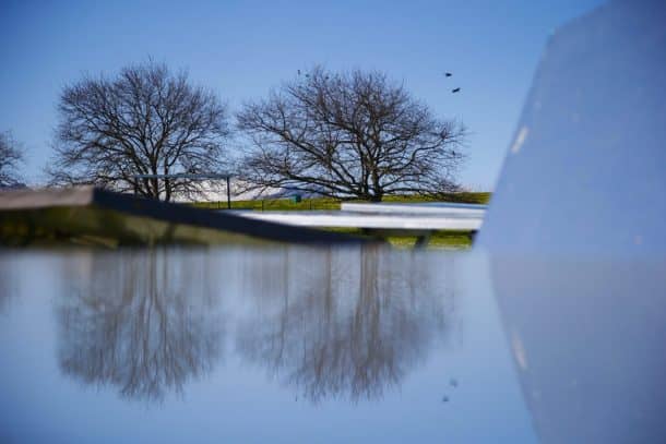 Heliostats的一般视图，集中太阳的镜子，在南非Stellenbosh大学Mariendahl实验农场的Helio 100集中太阳能（CSP）飞行员设施的一部分