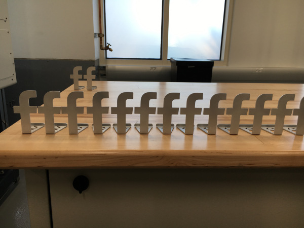 印有“f”作为Facebook标志的员工的名片持有人。学分:techcrunch.com