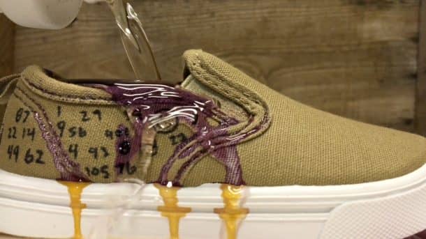 如果将硫酸倒在鞋子上，会发生什么