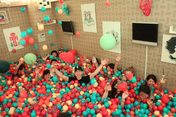 日本棒改造座位与桌子与巨大的ball-ball-pit_image-0