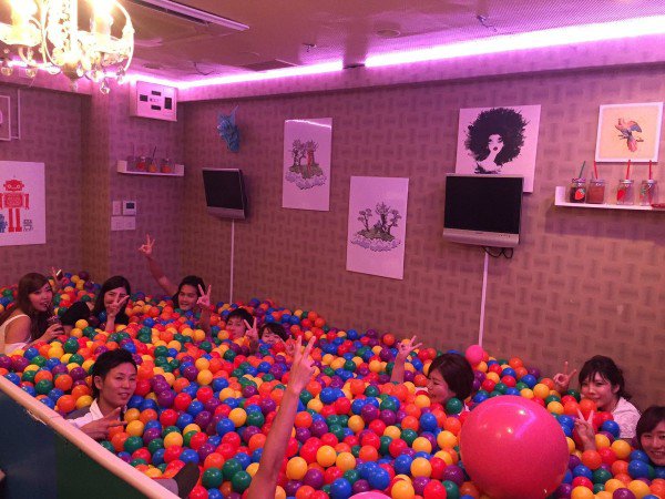 日本棒改造座位与桌子与巨大的ball-ball-pit_image-1