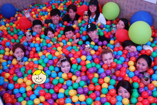 日本棒改造座位与桌子与巨大的ball-ball-pit_image-3