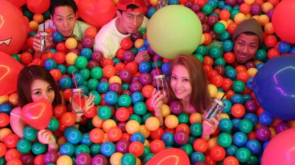 日本棒改造座位与桌子与巨大的ball-ball-pit_image-4
