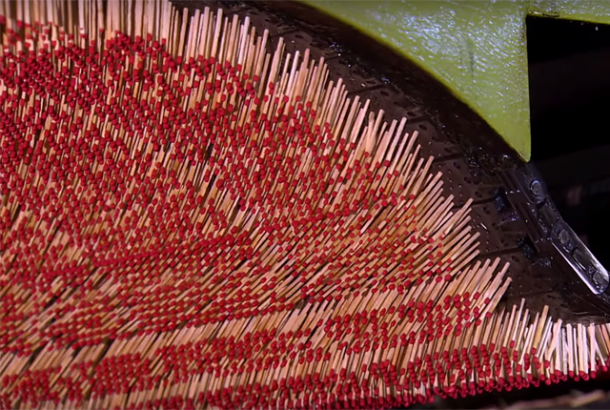 这个杰出的video-shows-how-sutches-are made_image-1