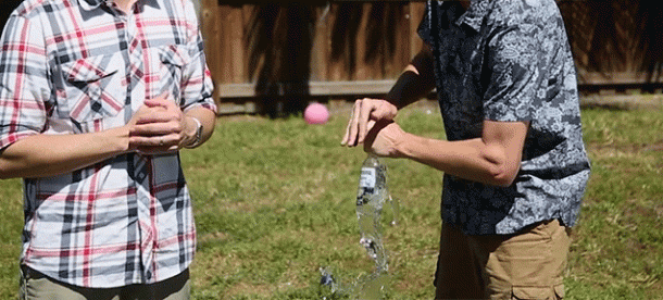 为什么当你赤手空拳拍打瓶子顶部时，瓶子底部会碎裂