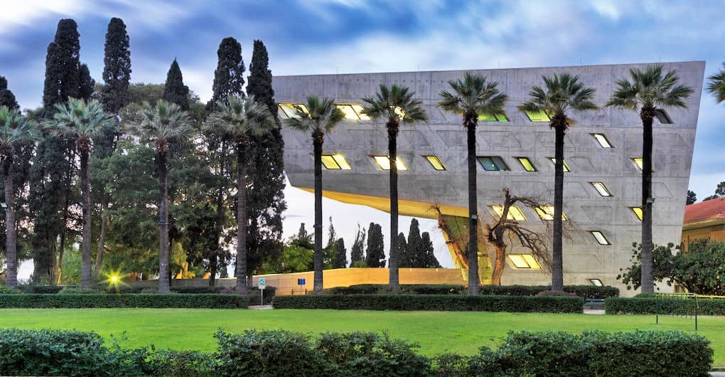 伊萨姆-票价研究所由扎哈-哈迪德建筑师-铅- 1020 x530