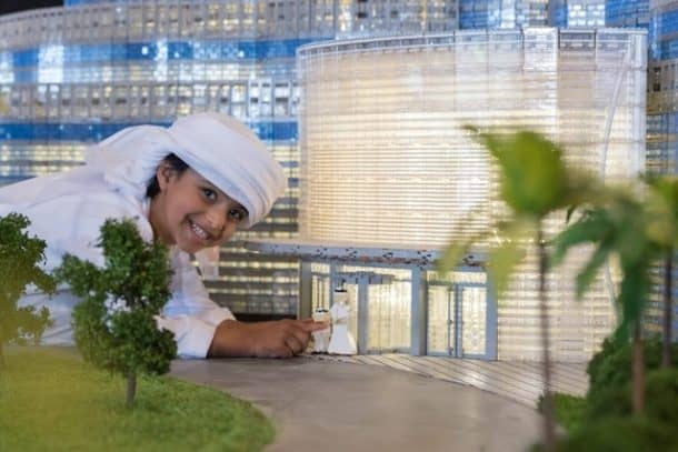 世界 -  tallest-tallest-thow-now-the-the-worlds-tallest-lego-logo-structure_image-0