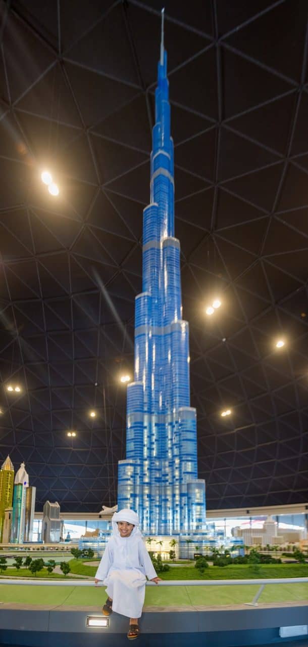 世界 - 塔利亚人the-thow-now-the-the-worlds-tallest-lego-logo-structure_image-3