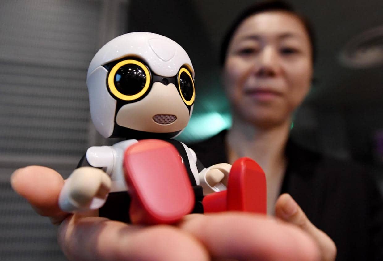 toyota-unveils-kirobo-mini-robot-baby-amid-falling-japanese-birthrates_image-2