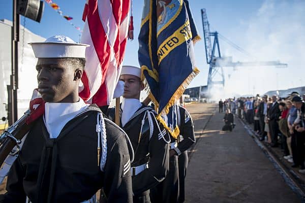 巴尔的摩(2016年10月15日)在海军最新、技术最先进的战舰“朱姆沃尔特”号(DDG 1000)服役仪式上，仪仗队准备进行彩旗游行。(美国海军上士Nathan Laird拍摄/已发布)