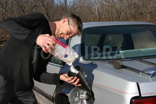 将糖放入汽车储气罐中