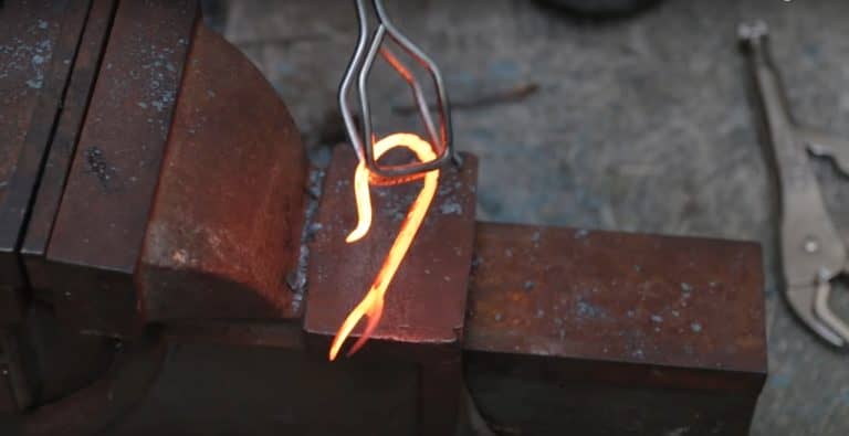 开瓶器使用一个旧的螺丝