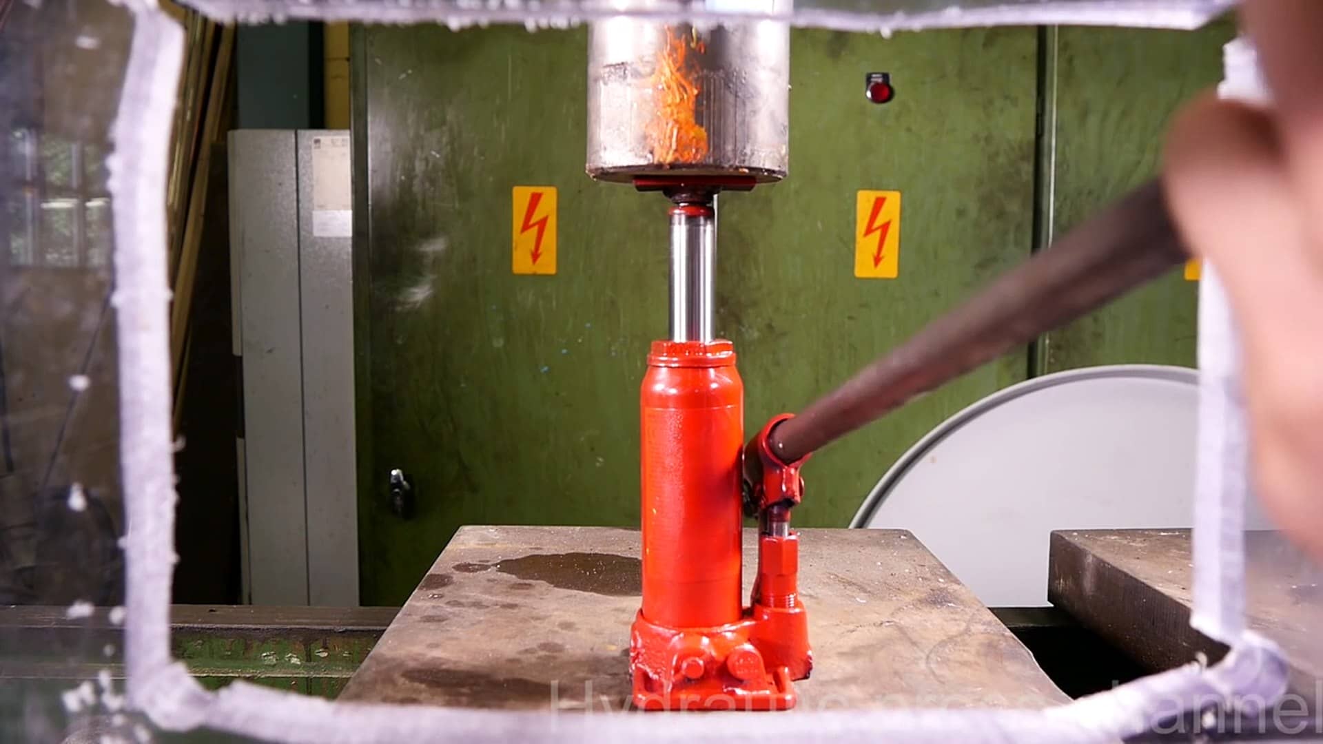 汽车轮胎被液压机压碎