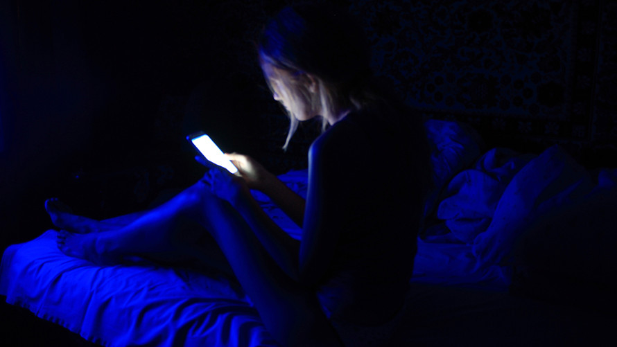 屏幕和蓝光是如何损害眼睛的