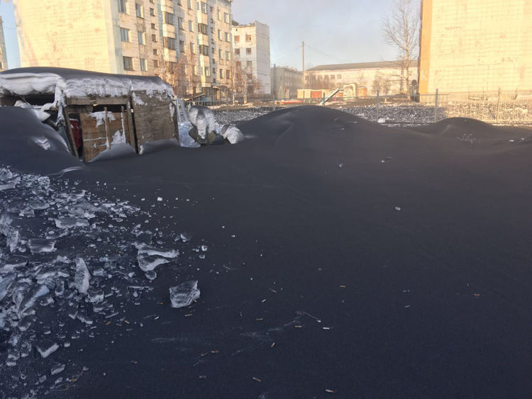 由于污染，俄罗斯在这个季节经历了黑雪!