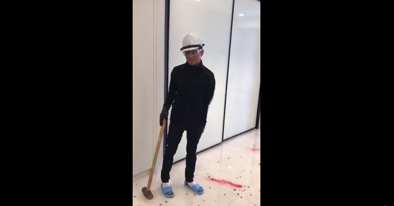 马来西亚男子由于不够豪华而破坏公寓！