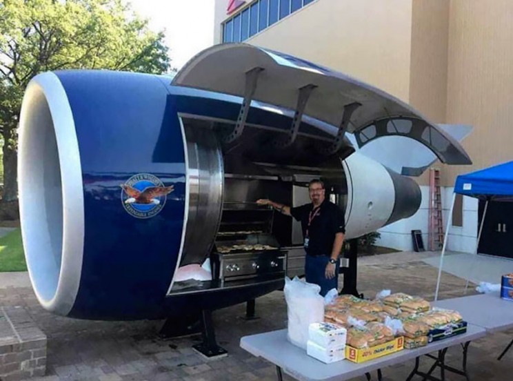 达美航空的技术团队将喷气发动机改造成烧烤架