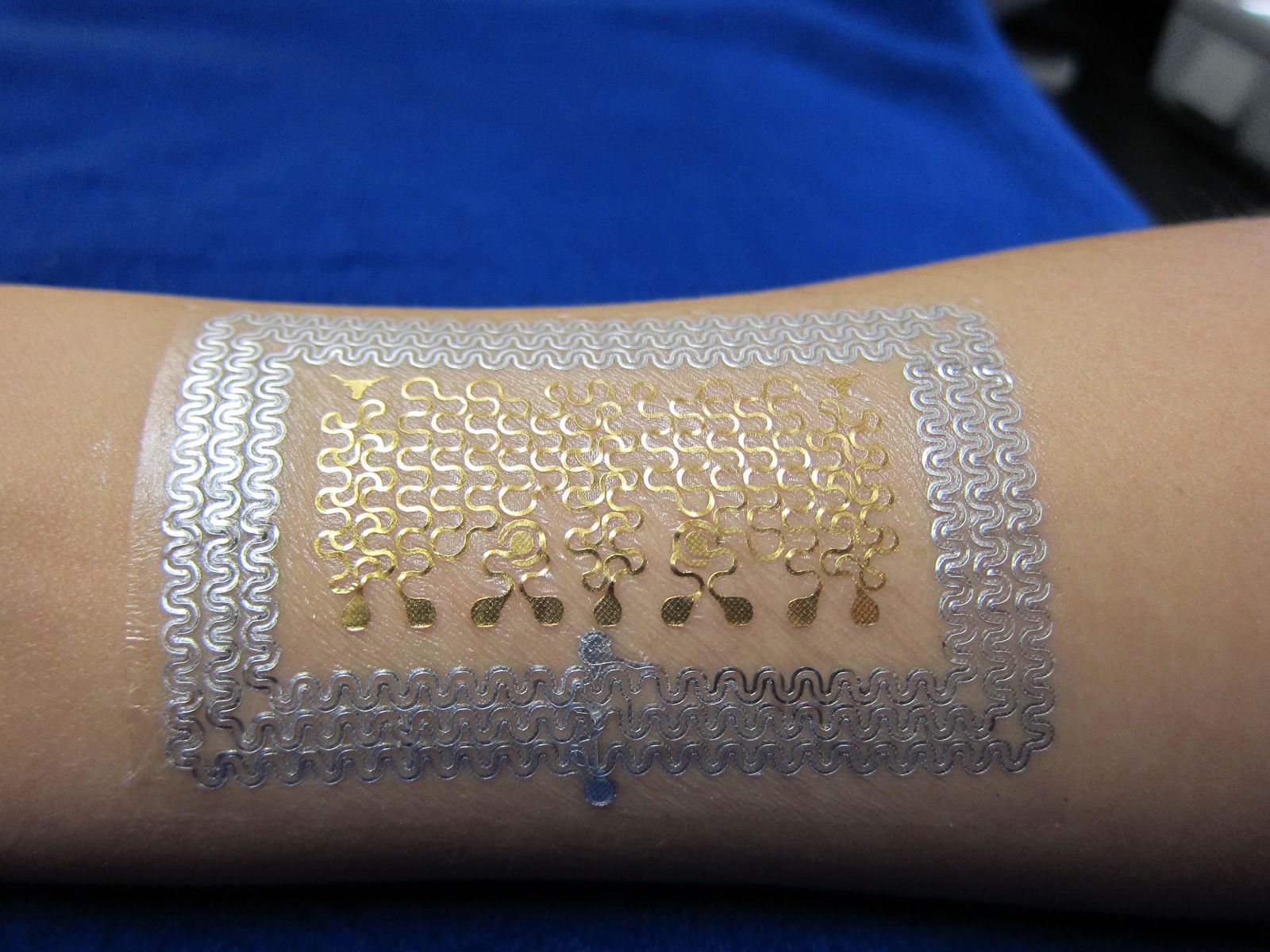 该电子纹身使用两个传感器来监测患者的心脏