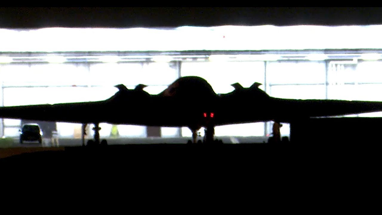 在这个视频中，B-2轰炸机在夜间着陆时看起来像UFO