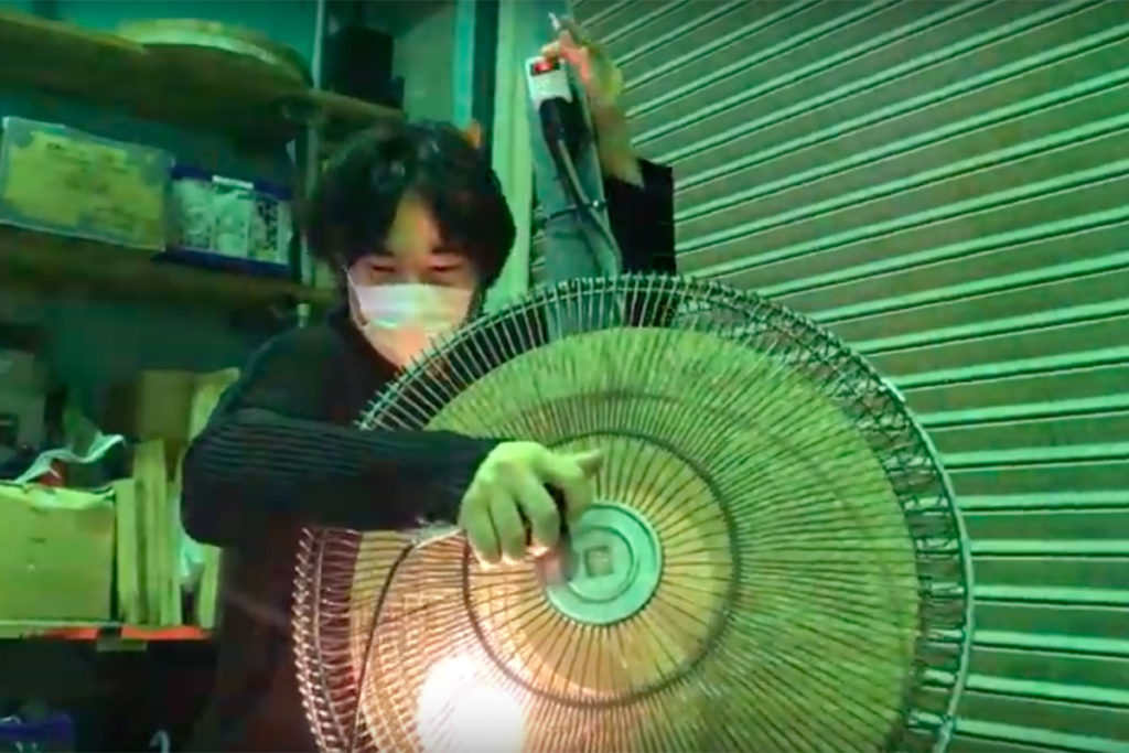 看这家伙使用一个简单的创建一个低音乐器的球迷