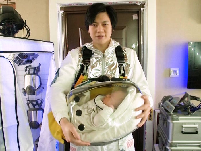 一位中国爸爸为他的儿子定制了一个安全吊舱