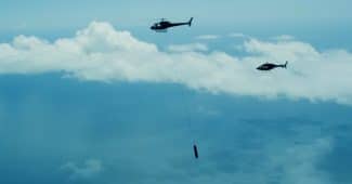 火箭实验室使用一架直升飞机在半空中抓住其助推器