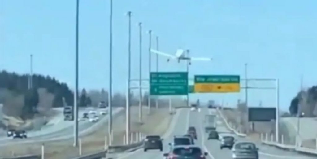 这架飞机紧急降落在加拿大的高速公路上