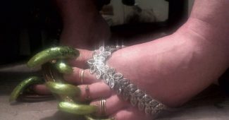 Arinda Storm Weaver正在为她的脚趾甲销售销售视频